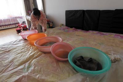 呼图壁楼上漏水，住户失联，小区没物管，业主维权难！律师来支招……